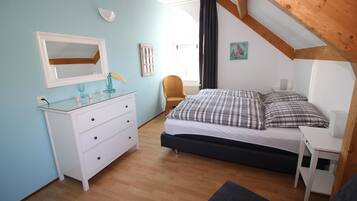 4 makuuhuonetta, tallelokero huoneessa, silitysrauta/-lauta