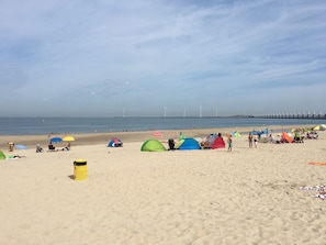 Una spiaggia nelle vicinanze, lettini da mare