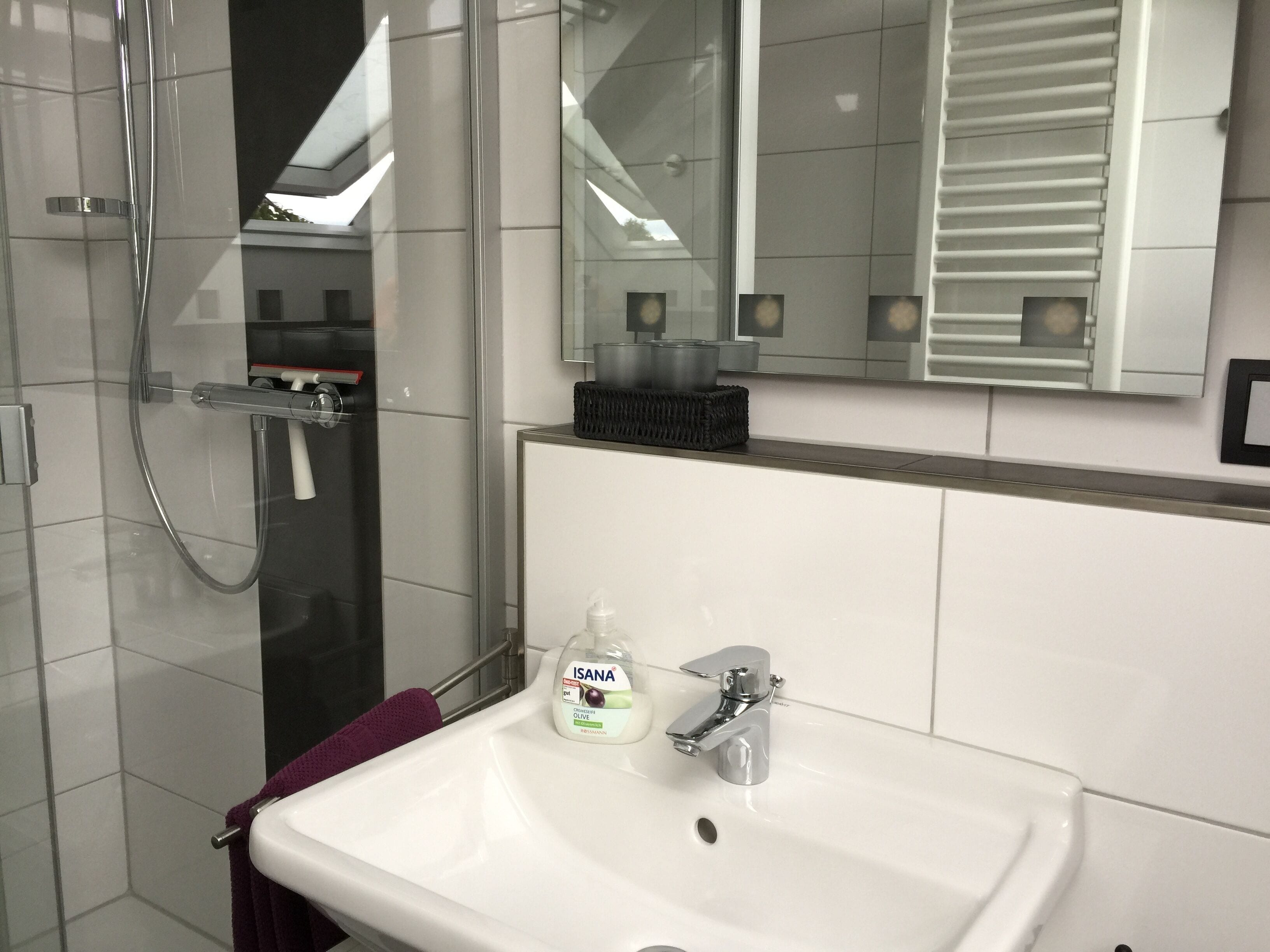 Ensemble douche/baignoire, sèche-cheveux, serviettes fournies, savon