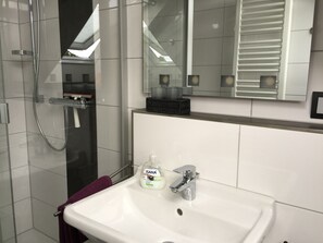 Combined shower/bathtub, hair dryer, towels, soap