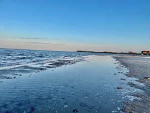 On the beach - South - fireplace, shower bath, terrace, parking space, close to the beach, child-friendly (Hasselberg)