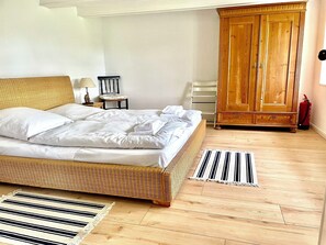 1 bedroom, travel crib, free WiFi, bed sheets - South - fireplace, shower bath, terrace, parking space, close to the beach, child-friendly (Hasselberg)