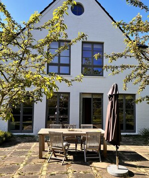 تناول الطعام بالخارج