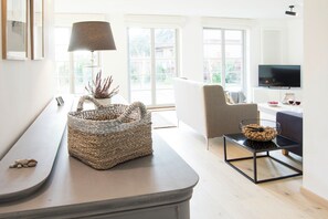 تلفزيون، مشغل دي في دي، مكتبة موسيقى، ستيريو