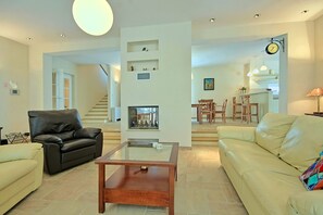 Fernseher, Kamin, Videospiele, DVD-Player