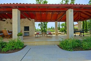 Terrace/patio - 5 * Charming villa with large heated pool, 2 tennis courts, jaccuzzi (Svetvincenat)