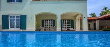 Uppvärmd pool och solstolar