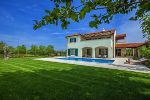 A heated pool, pool loungers - 5 * Charming villa with large heated pool, 2 tennis courts, jaccuzzi (Svetvincenat)