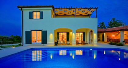 5* Charmante Villa mit großem beheizten Pool , 2 Tennisplatz, jaccuzzi