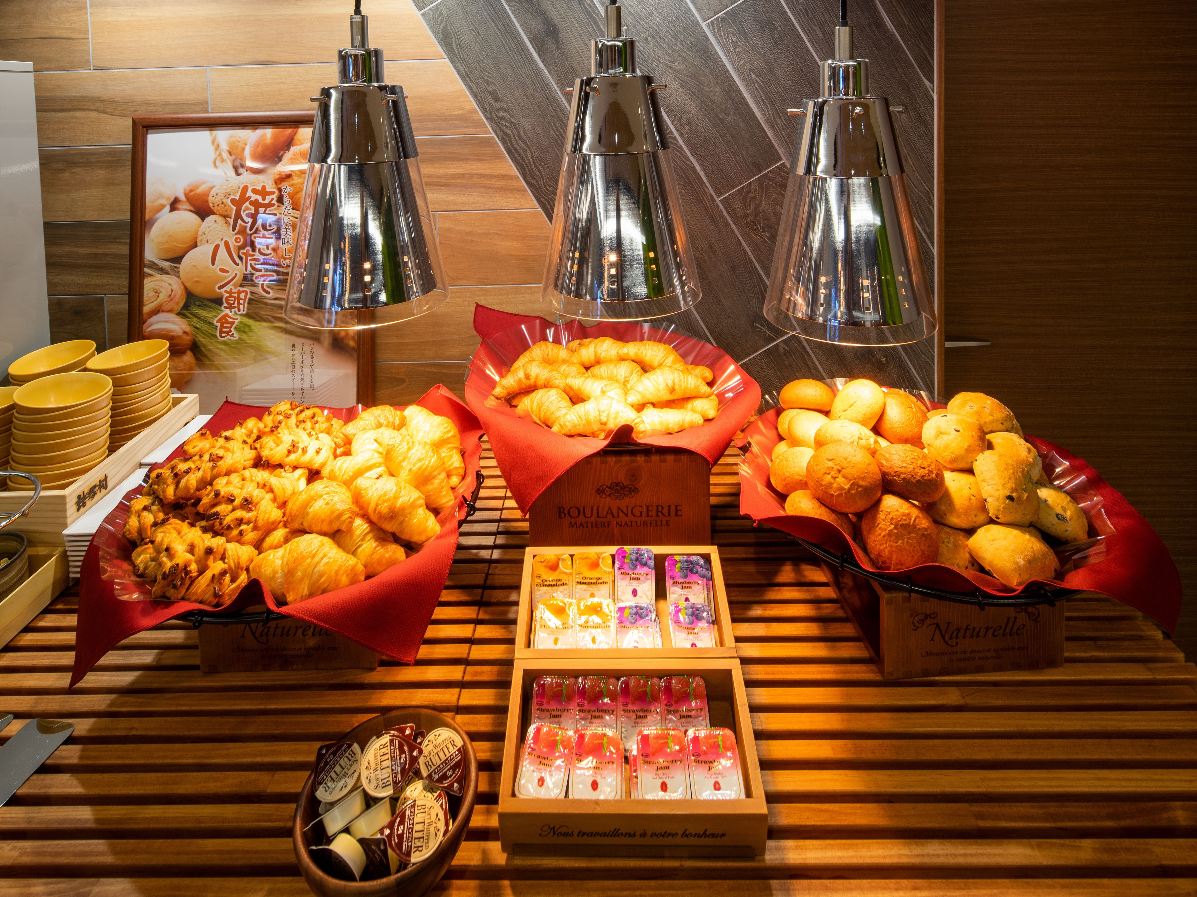 Ein Buffet mit verschiedenen Backwaren und Konfitüren.