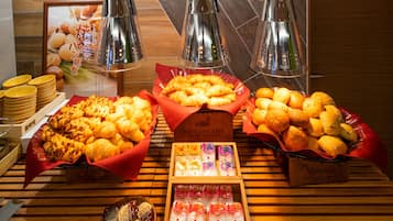 Ein Buffet mit verschiedenen Backwaren und Konfitüren.