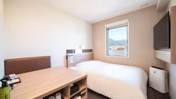 Desk, soundproofing, free WiFi, bed sheets