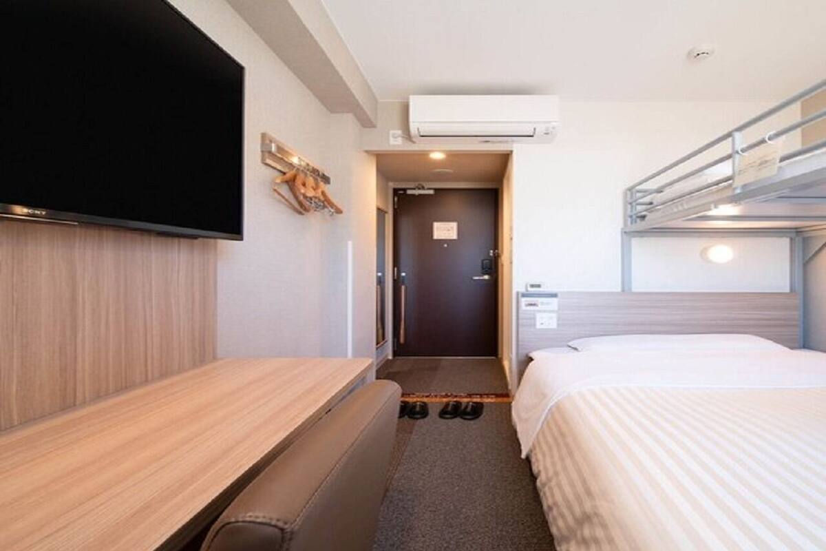 Desk, soundproofing, WiFi (free), bed sheets