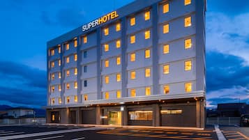 施設の正面 (日没後)