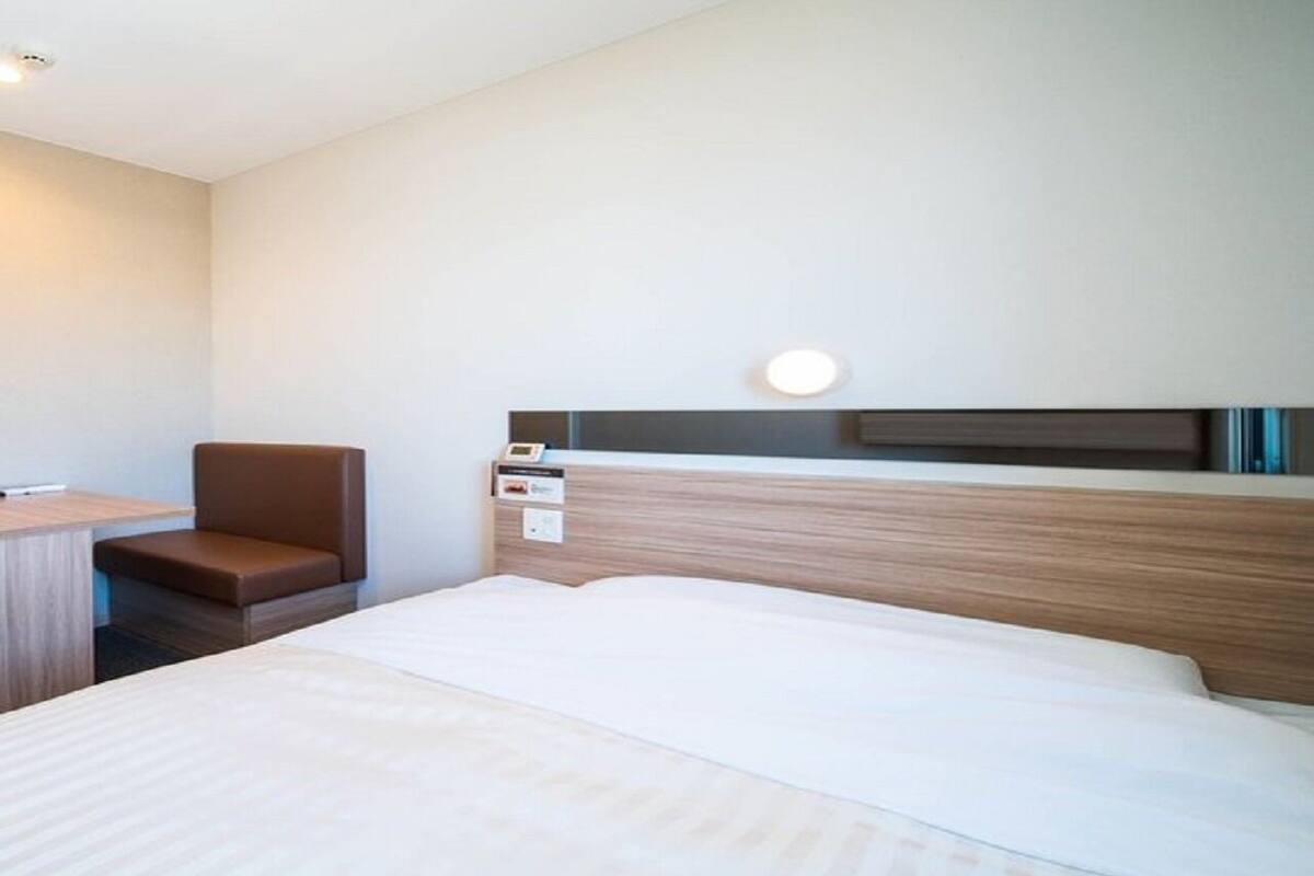 Desk, soundproofing, WiFi (free), bed sheets