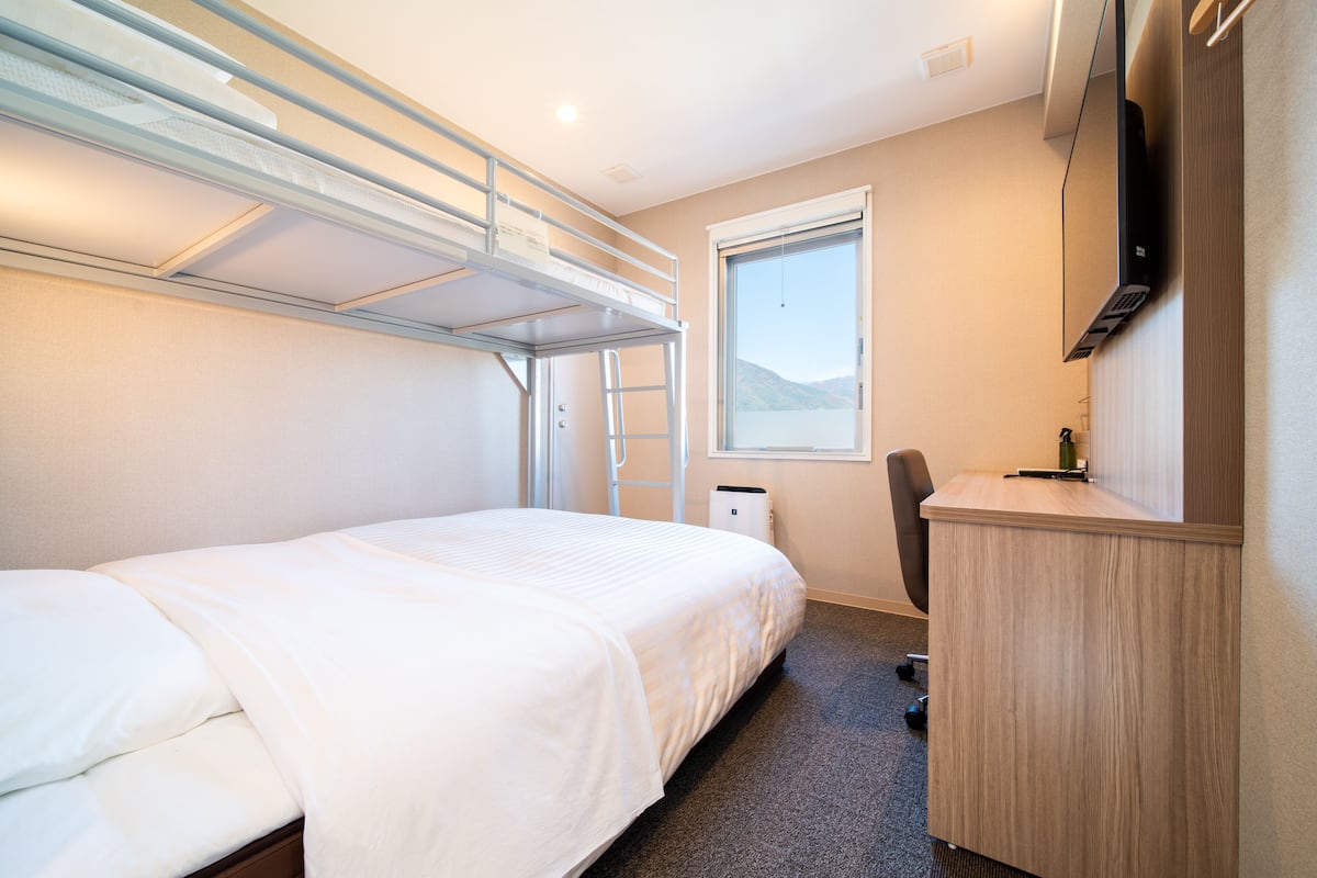 desk, soundproofing, free wifi, bed sheets