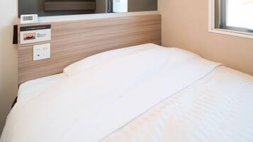 Desk, soundproofing, free WiFi, bed sheets