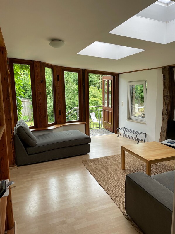 TV, DVD player, books - Bright vacation apartment, family-friendly, in a quiet location, close to the beach, 4 persons (Heiligendamm)