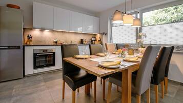 Kühlschrank, Mikrowelle, Ofen, Geschirrspüler