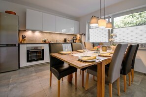 Kühlschrank, Mikrowelle, Ofen, Herdplatte