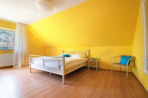 4 Schlafzimmer, Schreibtisch, Bügeleisen/Bügelbrett, Reisekinderbett