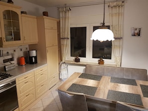 Frigorifero, microonde, forno, piano cottura