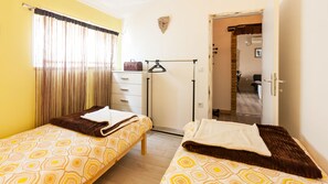 2 bedrooms, desk, iron/ironing board, WiFi