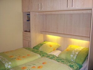 1 habitación, tabla de planchar con plancha y cuna de viaje