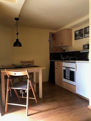 Kylskåp, spishäll, kaffe- och tebryggare och vattenkokare