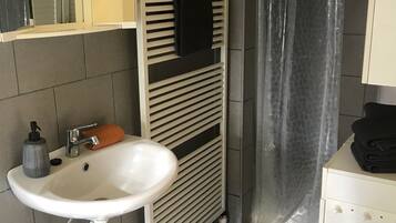 Regadera, toallas, jabón, papel de baño