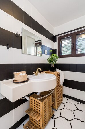 Hair dryer, towels, toilet paper - New villa for 6 persons with private pool and sea view (Smokvica Krmpotska/Klenovica)