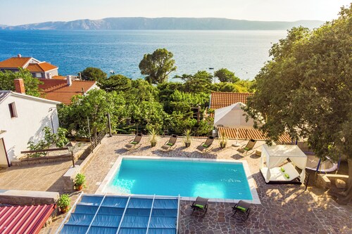 New villa for 6 persons with private pool and sea view