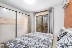 3 quartos, ferros/tábuas de passar roupa, berço de viagem