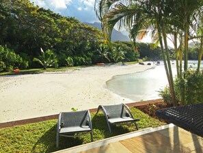 Sulla spiaggia, lettini da mare, teli da spiaggia