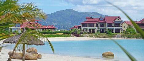 Ubicación a pie de playa, tumbonas y toallas de playa