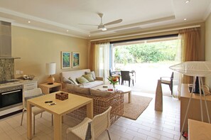 Smart TV, tavolo da calcetto, tavolo da ping pong, impianto stereo