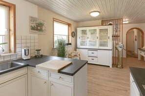 Kühlschrank, Ofen, Geschirrspüler, Wasserkocher mit Kaffee-/Teezubehör