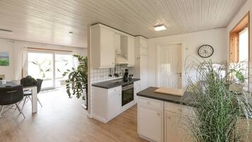 Fridge, oven, dishwasher, coffee/tea maker