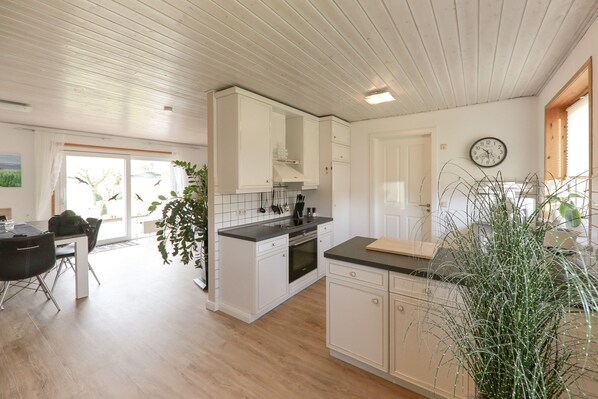 Fridge, oven, dishwasher, coffee/tea maker