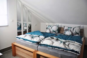 2 habitaciones, escritorio, cuna de viaje y wifi 