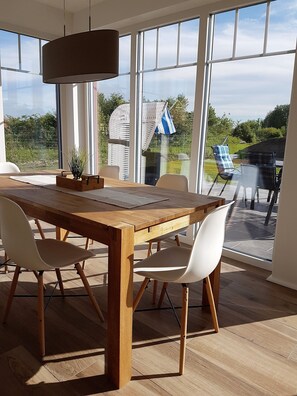 Dining - Exclusive holiday home near the beach with whirlpool, 3 bedrooms, fireplace, WiFi, garage (Dranske-Lancken)
