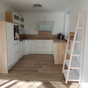 Fridge, oven, stovetop, dishwasher