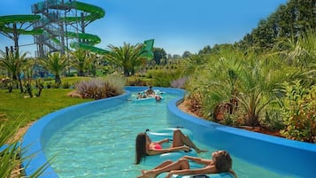 Alberca techada y alberca al aire libre