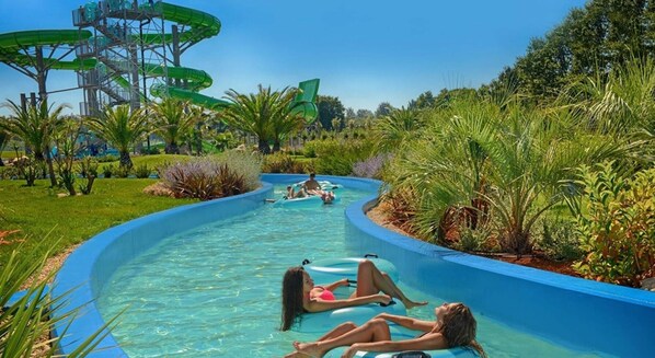 Una piscina techada, una piscina al aire libre