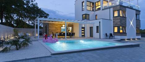 室內泳池、室外泳池