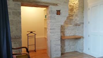 3 chambres, bureau, fer et planche Ă repasser, lit parapluie