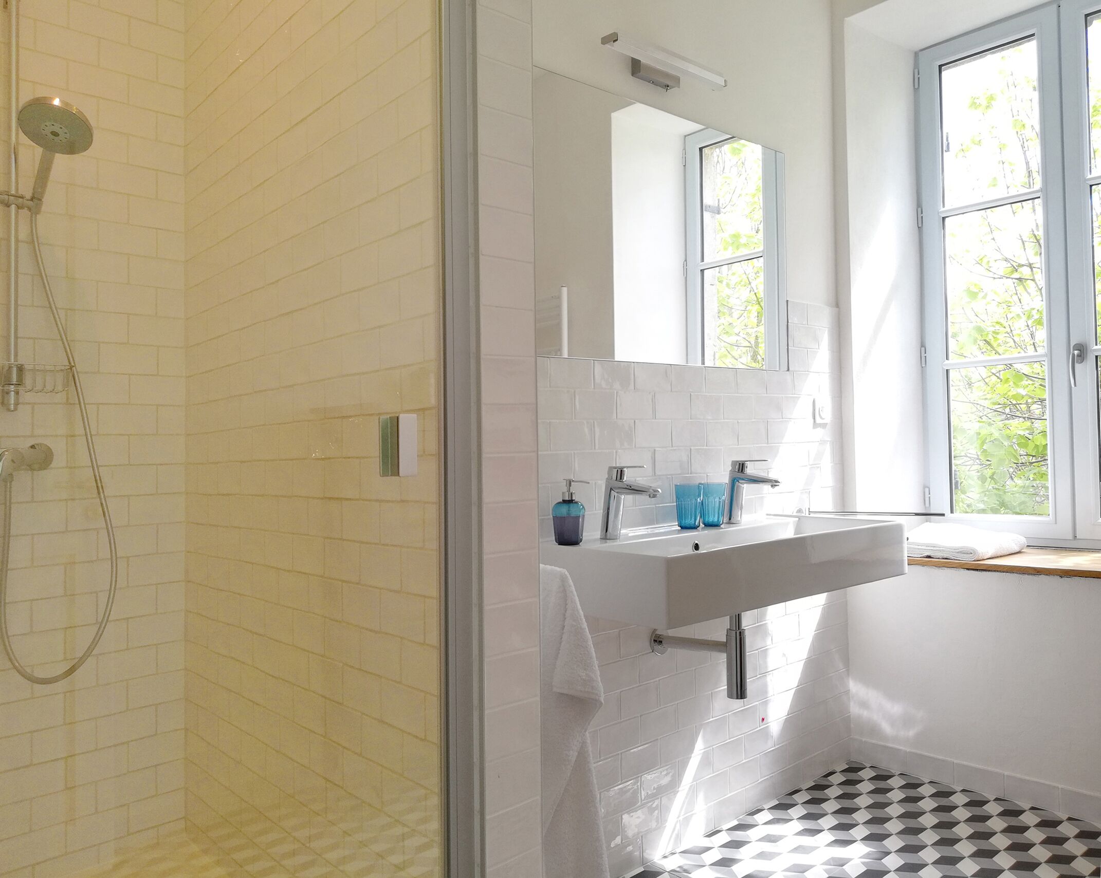 Douche, sèche-cheveux, serviettes fournies, savon
