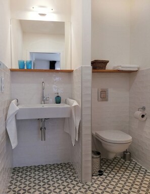Chuveiro, secador de cabelo, toalhas de banho, sabonete