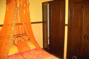5 bedrooms, travel cot, free WiFi