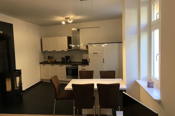 Essbereich mit Küche und Kamin